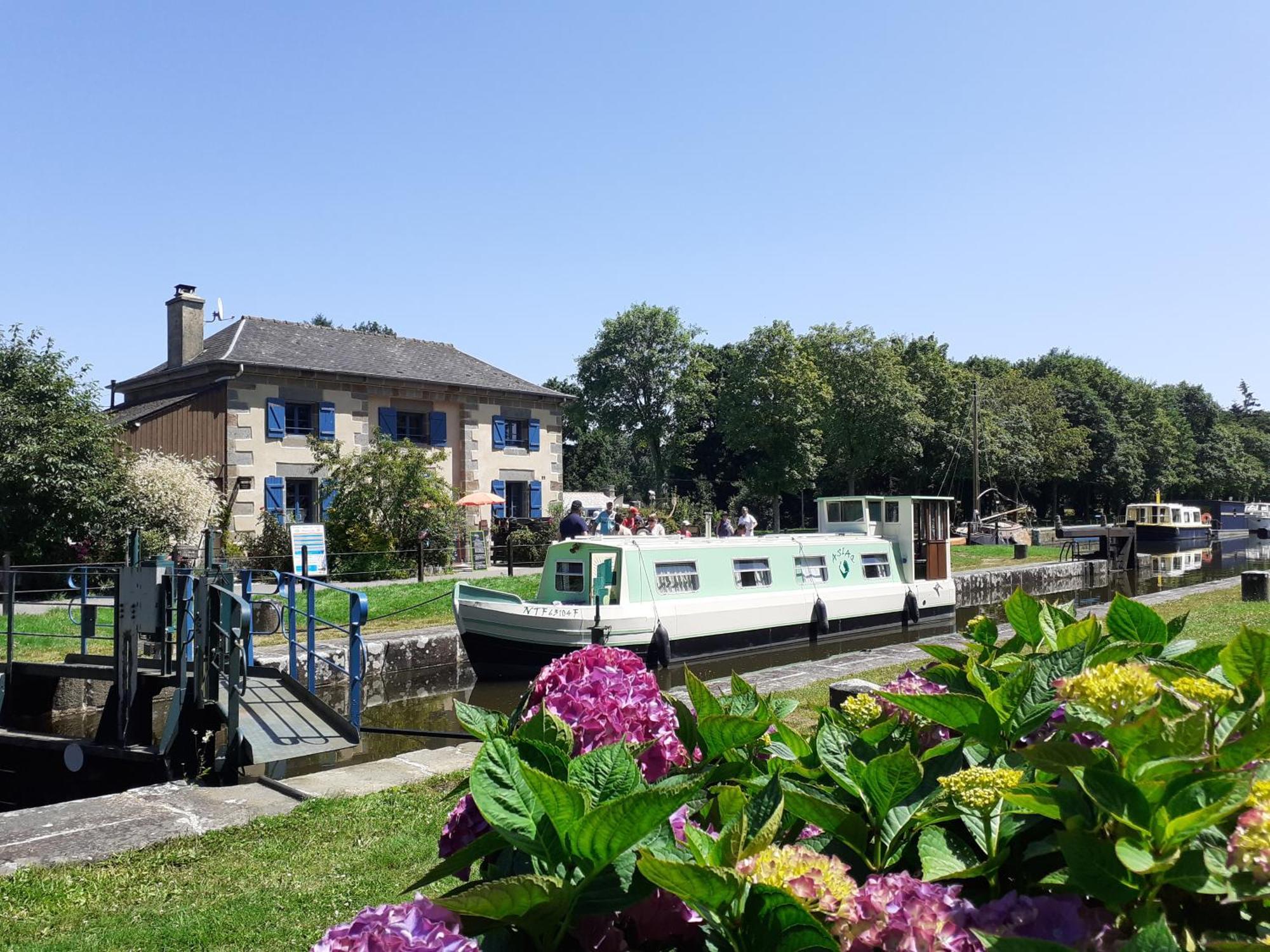 Ille Flottante, Maison Eclusiere Et Hebergements Insolites Sur Le Canal Hédé Exteriér fotografie