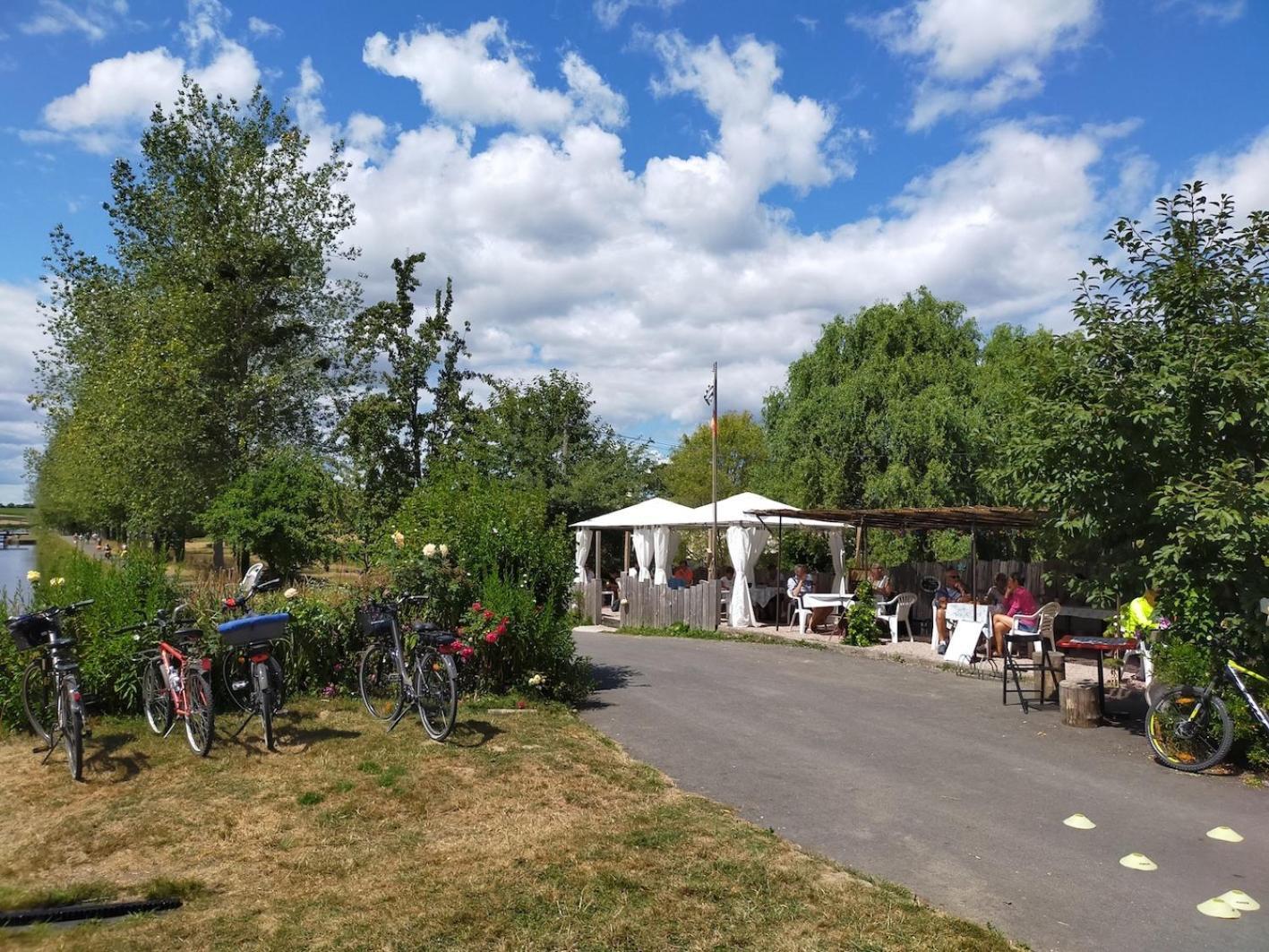 Ille Flottante, Maison Eclusiere Et Hebergements Insolites Sur Le Canal Hédé Exteriér fotografie