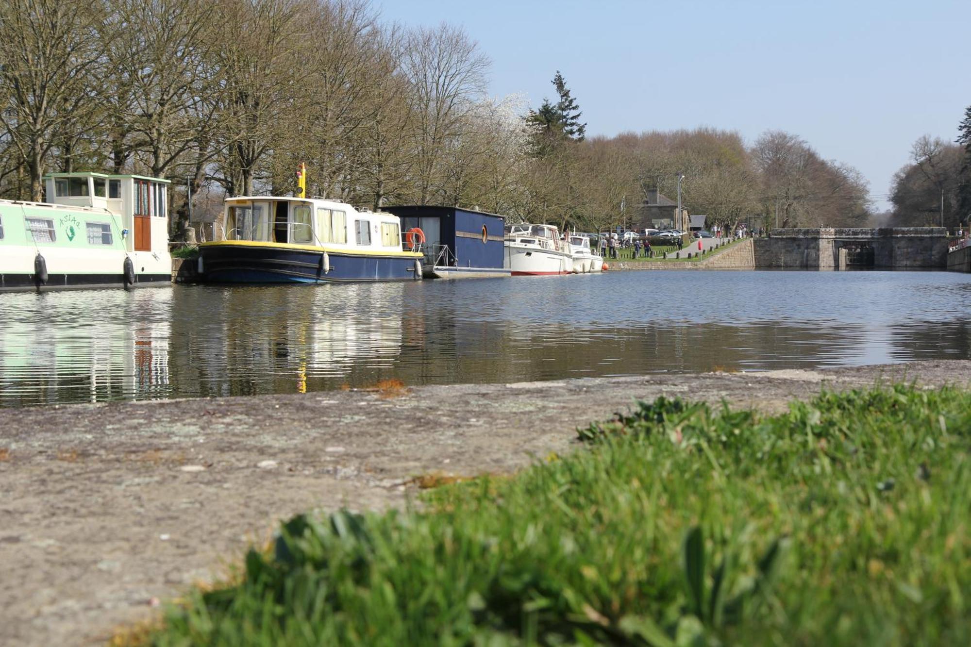 Ille Flottante, Maison Eclusiere Et Hebergements Insolites Sur Le Canal Hédé Exteriér fotografie