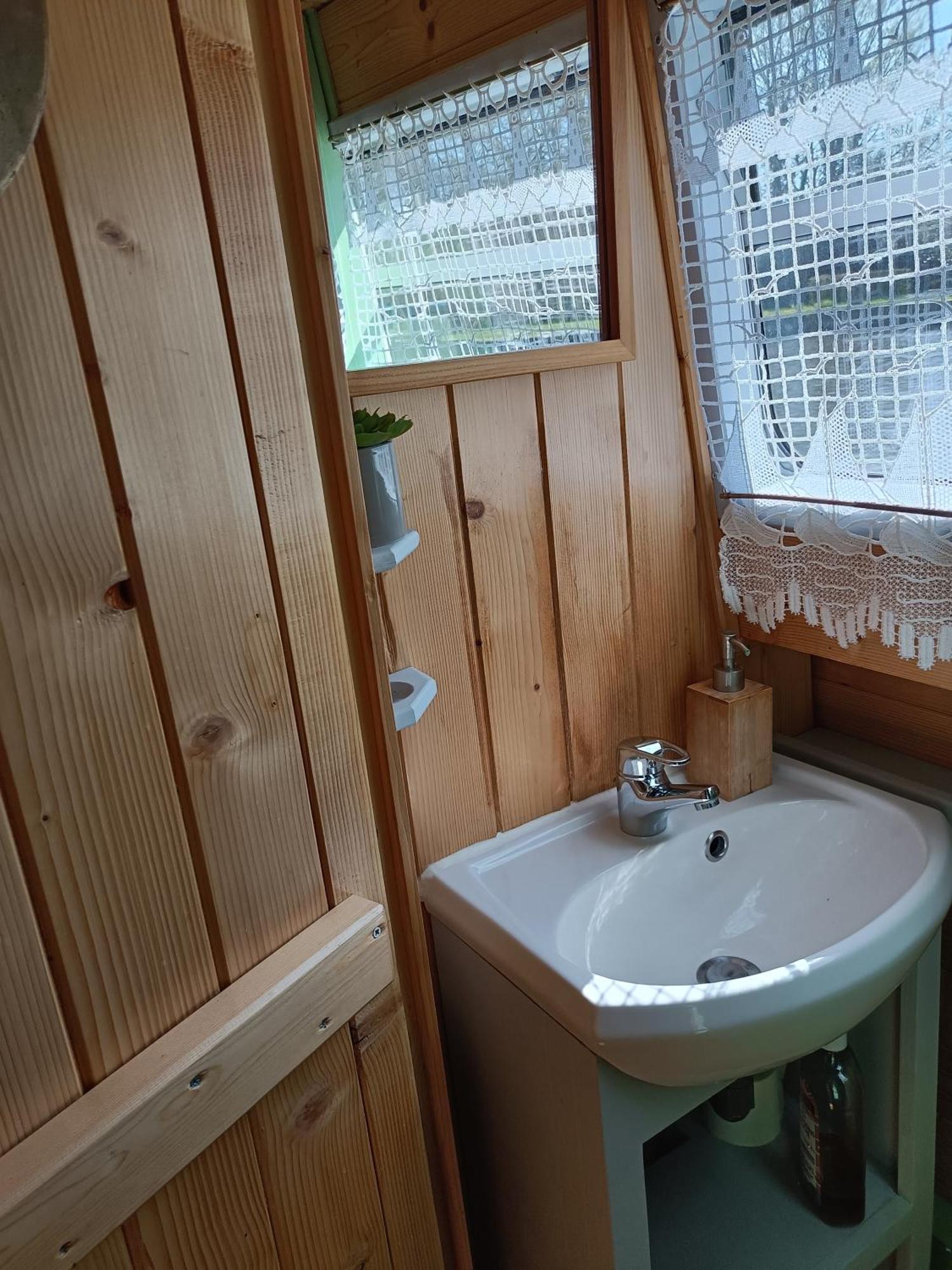 Ille Flottante, Maison Eclusiere Et Hebergements Insolites Sur Le Canal Hédé Exteriér fotografie